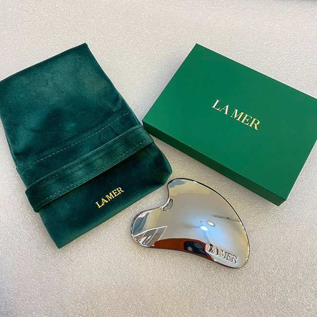 �ٻ�Ҿ���2 �ͧ�Թ��� : La Mer Gua Sha Exclusive Gift �ͧ�� ᾤࡨ�ا����С��ͧẺ���� ��ǫ� �Ǵ˹�� �ҡ������ ������ͧ��ҡ�������������� + ���ͧ�����������Ǿ�������麹���ͧ������ �����ʺ��ó��˹�ͪ�鹢ͧ��ÿ�鹺��ا��� ����Ѻ�Ǵ˹�� ��ЪѺ�ټ����Т���� Ŵ������� ��ͧ�����