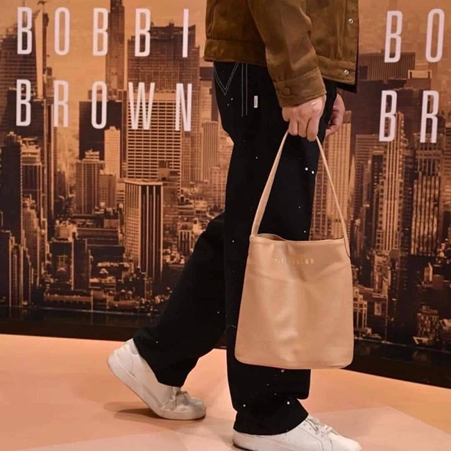 �ٻ�Ҿ���2 �ͧ�Թ��� : Bobbi Brown Bucket Bag �������Թ��Ҿ���������ҡ��ͻ��ͺ�����ǹ� �չ�ӵ�Ť��� �����Ҿ��������Ѻ�ء�ؤ ���º��� �о��价ӧҹ ����¹ 令����������� ������ ��ʴ���˹ѧ PU �ѹ�������ҡ �آͧ������ ���˹ѡ���о����� ���º��� ����� �о����