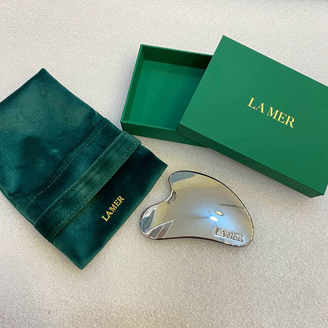 �ٻ�Ҿ���3 �ͧ�Թ��� : La Mer Gua Sha Exclusive Gift �ͧ�� ᾤࡨ�ا����С��ͧẺ���� ��ǫ� �Ǵ˹�� �ҡ������ ������ͧ��ҡ�������������� + ���ͧ�����������Ǿ�������麹���ͧ������ �����ʺ��ó��˹�ͪ�鹢ͧ��ÿ�鹺��ا��� ����Ѻ�Ǵ˹�� ��ЪѺ�ټ����Т���� Ŵ������� ��ͧ�����