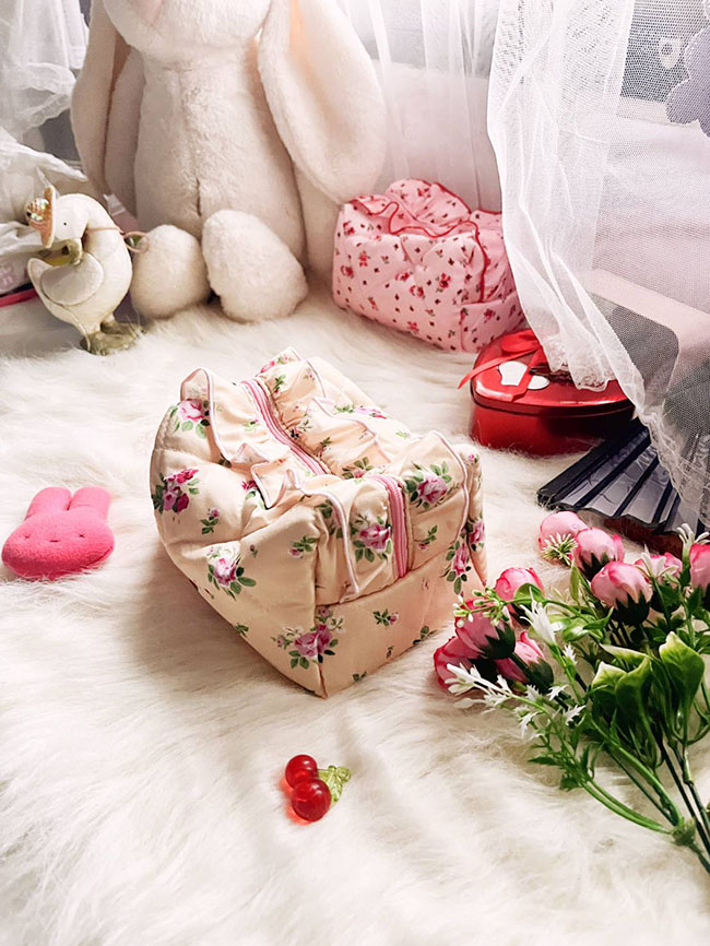 �ٻ�Ҿ���3 �ͧ�Թ��� : Pretty Cosmetic Bag �����Ҽ�����ͧ�๡���ʧ���ش����ѡ �������ͧ���ҧ ����ö�Ѵ�红ͧ���������º ��Ҥ͵�͹����ҹ �ؼ�Ҵ�ҹ� 2 ���˹ҹ������ҧ�� ��Ҵ18x11x10 ૹ������  �����дǡ㹡���Թ�ҧ ��¹���ѡ ��������͡ 2 �� ��� �ժ������������ͧ