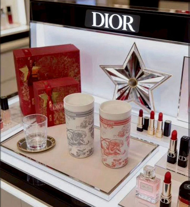 �ٻ�Ҿ���4 �ͧ�Թ��� : Dior Platinum Birthday Gift Temperature Control Tumbler ����-��� �ͧ��ҡ�ҹ����� Dior (���+���ͧ+�اDior) ����纤�����͹+��� ��䫹�����ش�ͤ͹ԡ ��������� DlOR ���º��� �ٴ� ��ʴ������ʨѺ���� ������¹ٹ ��������ش��� ��й��˹ѡ�� ��Ҵ 400ml. 