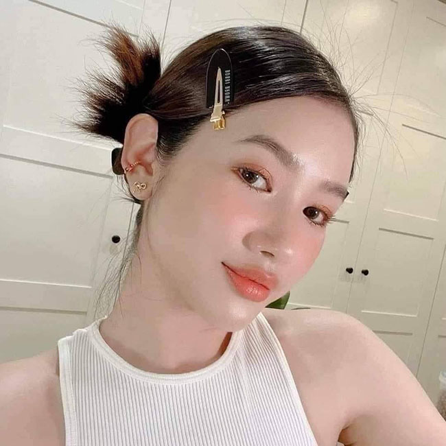 �ٻ�Ҿ���4 �ͧ�Թ��� : ��꺵Դ�� Bobbi Brown Hair Clip �մ� 2 ��� �ͧ����������ҡ�ҹ������� ����մ����º����ش�������� �������ѡ�����ù�� Bobbi Brown ���մ�������������շͧ�������������Ҵٴ�Ẻ�س˹��ش� �ͧ�ҡ�ҹ������� ��㹡��ͧ�ù��ٴ�