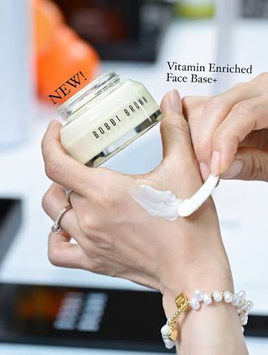 �ٻ�Ҿ���4 �ͧ�Թ��� :  Bobbi Brown Vitamin Enriched Face Base+ All-in-One Moisturizer & Primer 50 ml. �ʺ��ا����ѻ�ô�ٵ������� Vitamin Enriched Face Base+ ������ǹ��������ا���Ẻ�Ѵ˹ѡ�Ѵ��� SuperVitamin Blend ��ʵ�����췴��� Super Vitamin 5 ��� ������ʺ��