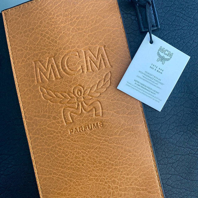 �ٻ�Ҿ���4 �ͧ�Թ��� : MCM Tote Bag ������ MCM Tote Bag �ʹ���մ� �Ҵ��ӵ�� ���� Logo ˹ѧ Pu �س�Ҿ�� ��˭���� 37cm x 43 cm x �ҹ 10 cm �آͧ������ �� Perfume Premium Gift ����Ѻ�ʹ���� 10,000 �ҷ���仹Ф� ����С� �������ҡ���º��� ��ᾧ �������·ء�ؤ������ⷹ�ӵѴ�