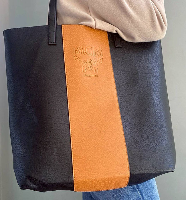 �ٻ�Ҿ���6 �ͧ�Թ��� : MCM Tote Bag ������ MCM Tote Bag �ʹ���մ� �Ҵ��ӵ�� ���� Logo ˹ѧ Pu �س�Ҿ�� ��˭���� 37cm x 43 cm x �ҹ 10 cm �آͧ������ �� Perfume Premium Gift ����Ѻ�ʹ���� 10,000 �ҷ���仹Ф� ����С� �������ҡ���º��� ��ᾧ �������·ء�ؤ������ⷹ�ӵѴ�