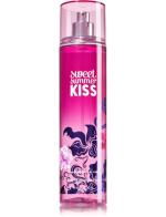 Bath & Body Works Sweet Summer Kiss Fine Fragrance Mist 236 ml. สเปร์ยน้ำหอมที่ให้กลิ่นติดกายตลอดวัน กลิ่นหอมโรแมนติกของมวลดอกไม้หอมหลากหลายชนิด ทั้งดอกมะลิและลิลลี่ หอมละมุนนุ่มนวลคะ Bath & Body Works Sweet Summer Kiss Fine Fragrance Mist 236 ml. สเปร์ยน้ำหอมที่ให้กลิ่นติดกายตลอดวัน กลิ่นหอมโรแมนติกของมวลดอกไม้หอมหลากหลายชนิด ทั้งดอกมะลิและลิลลี่ หอมละมุนนุ่มนวลคะ