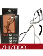 Shiseido Eyelash Curler+ยางซิลิโคลนสำรอง ที่ดัดขนตาชิเซโด้ กล่องดำ ดีไซน์แบบ ไร้ขอบ ป้องกันการเผลอหนีบบริเวณเปลือกตา เพียงใช้ที่ดัดขนตาหนีบบริเวณโคนขนตาแค่ครั้งเดียวก็จะได้ขนตาที่งอนสวยงาม ในชุดผลิตภัณฑ์นี้จะมีแถมยางสำรองให้ 1 ชุดอี Shiseido Eyelash Curler+ยางซิลิโคลนสำรอง ที่ดัดขนตาชิเซโด้ กล่องดำ ดีไซน์แบบ ไร้ขอบ ป้องกันการเผลอหนีบบริเวณเปลือกตา เพียงใช้ที่ดัดขนตาหนีบบริเวณโคนขนตาแค่ครั้งเดียวก็จะได้ขนตาที่งอนสวยงาม ในชุดผลิตภัณฑ์นี้จะมีแถมยางสำรองให้ 1 ชุดอี