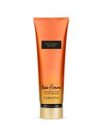 Victoria's Secret Fantasies Amber Romance Fragrance Lotion 236ml. โลชั่นน้ำหอม ที่ช่วยกักเก็บความชุ่มชื่นยาวนาน 24 ชม. และให้กลิ่นหอมติดทนนาน กลิ่นนี้จะเป็นกลิ่นหอมอ่อนๆของดอกไม้ ผสมกับกลิ่นวนิลานุ่มละมุนอันโดดเด่น ได้กลิ่นแล้วชวนให้อยู่ใ Victoria's Secret Fantasies Amber Romance Fragrance Lotion 236ml. โลชั่นน้ำหอม ที่ช่วยกักเก็บความชุ่มชื่นยาวนาน 24 ชม. และให้กลิ่นหอมติดทนนาน กลิ่นนี้จะเป็นกลิ่นหอมอ่อนๆของดอกไม้ ผสมกับกลิ่นวนิลานุ่มละมุนอันโดดเด่น ได้กลิ่นแล้วชวนให้อยู่ใ