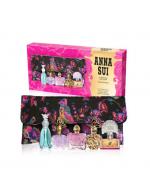 ANNA SUI 5 Miniatures Set + Cosmetic Pouch ชุดน้ำหอมพร้อมกระเป๋า เข้าสู่โลกแห่งผู้หญิงที่เสน่ห์แบบ Anna sui ด้วยชุดน้ำหอมสำหรับผู้หญิง 5 Miniatures Collection ชุดน้ำหอมที่ประกอบด้วยน้ำหอม 5 ขวด ที่จะชวนให้หลงเสน่ห์แบบเป็นผู้หญิงที่มีทั้งกลิ่นห ANNA SUI 5 Miniatures Set + Cosmetic Pouch ชุดน้ำหอมพร้อมกระเป๋า เข้าสู่โลกแห่งผู้หญิงที่เสน่ห์แบบ Anna sui ด้วยชุดน้ำหอมสำหรับผู้หญิง 5 Miniatures Collection ชุดน้ำหอมที่ประกอบด้วยน้ำหอม 5 ขวด ที่จะชวนให้หลงเสน่ห์แบบเป็นผู้หญิงที่มีทั้งกลิ่นห