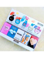 Moschino Miniatures Collection 2017 (5 Items) ชุดเซ็ทน้ำหอมขายดีของ Moschino ปี 2107 จัดเซ็ทของขวัญมา 5 กลิ่น 5 ขวดในไซส์ขนาดทดลอง เป็นน้ำหอมโทนหอมหวานสดชื่น เหมาะกับหญิงสาวที่ต้องการเติมหอมความหวาน ดั่งอยู่ในทุ่งดอกไม้แสนสวย Moschino Miniatures Collection 2017 (5 Items) ชุดเซ็ทน้ำหอมขายดีของ Moschino ปี 2107 จัดเซ็ทของขวัญมา 5 กลิ่น 5 ขวดในไซส์ขนาดทดลอง เป็นน้ำหอมโทนหอมหวานสดชื่น เหมาะกับหญิงสาวที่ต้องการเติมหอมความหวาน ดั่งอยู่ในทุ่งดอกไม้แสนสวย