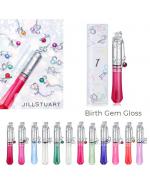 JILL STUART Birth Gem Gloss 7.6 ml. ลิปกลอสลิมิเต็ด อิดิชั่นที่สื่อถึงความสุข ด้วยสีสันและความเปล่งประกายของอัญมณีประจำเดือนเกิด เนรมิตริมฝีปากเงางามด้วยประกายโปร่งแสงและมอยเจอร์ไรเซอร์ มอบสัมผัสบางเบา ไม่เหนียวเหนอะหนะ ให้ริมฝีปากรู้สึกเบาสบา JILL STUART Birth Gem Gloss 7.6 ml. ลิปกลอสลิมิเต็ด อิดิชั่นที่สื่อถึงความสุข ด้วยสีสันและความเปล่งประกายของอัญมณีประจำเดือนเกิด เนรมิตริมฝีปากเงางามด้วยประกายโปร่งแสงและมอยเจอร์ไรเซอร์ มอบสัมผัสบางเบา ไม่เหนียวเหนอะหนะ ให้ริมฝีปากรู้สึกเบาสบา