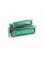 MARVIS Classic Strong Mint Toothpaste Travel Size 25 ml. (สีเขียว) ยาสีฟันชั้นเลิศจากอิตาลี สูตรออริจินอลดั่งเดิม กล่องสีเขียวด้วยเนื้อครีมนุ่มนวล อีกทั้งอุดมไปด้วยส่วนที่จะช่วยในการกำจัดคราบหินปูน เพื่อยิ้มขาวเป็นประกาย พร้อมกลิ่นอโรม่ามิ้นหอมส
