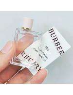 Burberry Her Eau de Parfum ขนาดทดลอง 5 ml. #น้ำหอมของแท้ น้ำหอมกลิ่นใหม่ล่าสุด สำหรับผู้หญิงที่ถ่ายทอดทัศนคติอันหาญกล้าและจิตวิญญาณแห่งการผจญภัยของชาวลอนดอนไว้อย่างเต็มเปี่ยม เป็นน้ำหอมกลิ่นฟรุตตี้ฟลอรัลที่แสนมีชีวิตชีวาและถูกรังสรรค์ขึ้นโดยนั Burberry Her Eau de Parfum ขนาดทดลอง 5 ml. #น้ำหอมของแท้ น้ำหอมกลิ่นใหม่ล่าสุด สำหรับผู้หญิงที่ถ่ายทอดทัศนคติอันหาญกล้าและจิตวิญญาณแห่งการผจญภัยของชาวลอนดอนไว้อย่างเต็มเปี่ยม เป็นน้ำหอมกลิ่นฟรุตตี้ฟลอรัลที่แสนมีชีวิตชีวาและถูกรังสรรค์ขึ้นโดยนั