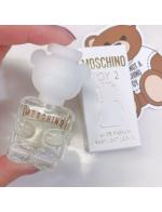 Moschino Toy 2 Eau de Parfum ขนาดทดลอง 5 ml. แบบแต้ม #น้ำหอมของแท้ น้ำหอมสำหรับสุภาพสตรีมาในขวดรูปเท็ดดี้แบร์แสนน่ารัก พร้อมแนวกลิ่นหอมสดใสเย้ายวนในโทน Floral Aroma เปิดกลิ่นด้วยความสดใสของผลไม้ซิตรัส ตามด้วยความอ่อนหวานของดอกไม้นานาพันธุ์ Moschino Toy 2 Eau de Parfum ขนาดทดลอง 5 ml. แบบแต้ม #น้ำหอมของแท้ น้ำหอมสำหรับสุภาพสตรีมาในขวดรูปเท็ดดี้แบร์แสนน่ารัก พร้อมแนวกลิ่นหอมสดใสเย้ายวนในโทน Floral Aroma เปิดกลิ่นด้วยความสดใสของผลไม้ซิตรัส ตามด้วยความอ่อนหวานของดอกไม้นานาพันธุ์