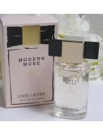 ESTEE LAUDER Modern Muse Eau De Parfum ขนาดทดลอง 7 ml. น้ำหอมที่บ่งบอกถึงความมั่นใจ การใช้ชีวิตที่สนุกสนาน ไม่หยุดนิ่ง มีสไตล์เฉพาะของสาว ๆ สมัยใหม่ ผสานความหอม Floral Woody อันเย้ายวน ด้วยความหอมที่เป็นเอกลักษณ์เฉพาะตัว จากการผสมกลิ่นของดอกไม ESTEE LAUDER Modern Muse Eau De Parfum ขนาดทดลอง 7 ml. น้ำหอมที่บ่งบอกถึงความมั่นใจ การใช้ชีวิตที่สนุกสนาน ไม่หยุดนิ่ง มีสไตล์เฉพาะของสาว ๆ สมัยใหม่ ผสานความหอม Floral Woody อันเย้ายวน ด้วยความหอมที่เป็นเอกลักษณ์เฉพาะตัว จากการผสมกลิ่นของดอกไม