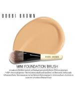 Bobbi Brown Mini Travel Size Foundation Brush แปรงรองพื้นขนาดพกพา ความยาวแปรง 10.5 ซม. ขนแปรงเรียวแบน โค้งมน ออกแบบมาสำหรับการลงรองพื้นได้อย่างเรียบเนียนไร้ที่ติ ปกปิดผิวและกลบลบเลือนผิวได้อย่างสมบูรณ์แบบ ใช้ได้กับรองพื้นทุกสูตรและทุกเฉดสี Bobbi Brown Mini Travel Size Foundation Brush แปรงรองพื้นขนาดพกพา ความยาวแปรง 10.5 ซม. ขนแปรงเรียวแบน โค้งมน ออกแบบมาสำหรับการลงรองพื้นได้อย่างเรียบเนียนไร้ที่ติ ปกปิดผิวและกลบลบเลือนผิวได้อย่างสมบูรณ์แบบ ใช้ได้กับรองพื้นทุกสูตรและทุกเฉดสี