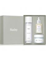 Huxley Secret of Sahara Antioxidant Trio เซ็ท 3 ไอเทม ช่วยฟื้นฟูผิวบำรุง ให้ผิวชุ่มชื้นยาวนานมาพร้อมโทนเนอร์ ปรับสภาพผิว เอสเซ้นส์ช่วยฟื้นฟู บำรุง ให้ผิวชุ่มชื้นยาวนาน และครีมช่วยปกป้องผิวจากมลภาวะต่างๆเช่น ฝุ่น ควันแสงแดด พร้อมช่วยฟื้นฟูผิวให Huxley Secret of Sahara Antioxidant Trio เซ็ท 3 ไอเทม ช่วยฟื้นฟูผิวบำรุง ให้ผิวชุ่มชื้นยาวนานมาพร้อมโทนเนอร์ ปรับสภาพผิว เอสเซ้นส์ช่วยฟื้นฟู บำรุง ให้ผิวชุ่มชื้นยาวนาน และครีมช่วยปกป้องผิวจากมลภาวะต่างๆเช่น ฝุ่น ควันแสงแดด พร้อมช่วยฟื้นฟูผิวให