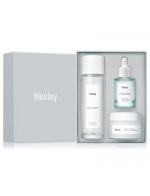 Huxley Secret of Sahara Hydration Trio เซ็ทบำรุงผิว 3 ไอเทม มอบความชุ่มชื้นให้กับผิวเหมาะสำหรับผิวขาดน้ำและบอบบางแพ้ง่าย มาพร้อมโทนเนอร์ปรับสภาพผิว เอสเซ้นส์สูตรน้ำ เพิ่มความชุ่มชื้น และเจลครีมล็อคผิวให้ชุมชื้นยาวนาน Huxley Secret of Sahara Hydration Trio เซ็ทบำรุงผิว 3 ไอเทม มอบความชุ่มชื้นให้กับผิวเหมาะสำหรับผิวขาดน้ำและบอบบางแพ้ง่าย มาพร้อมโทนเนอร์ปรับสภาพผิว เอสเซ้นส์สูตรน้ำ เพิ่มความชุ่มชื้น และเจลครีมล็อคผิวให้ชุมชื้นยาวนาน