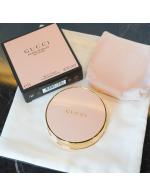 Gucci Poudre De Beaute Mat Naturel Face Powder 10 g. แป้งอัดแข็ง ให้ฟินิชผิวแมทท์และเนียนเรียบอย่างเป็นธรรมชาติ มีกลิ่นหอมของดอกไม้ สามารถทาทับด้านบนรองพื้นได้อย่างเป็นธรรมชาติและได้ฟินนิชลุคแบบแมตต์ ตลับสวยหรูดูแพงด้วยสีโรสโกล์ด Gucci Poudre De Beaute Mat Naturel Face Powder 10 g. แป้งอัดแข็ง ให้ฟินิชผิวแมทท์และเนียนเรียบอย่างเป็นธรรมชาติ มีกลิ่นหอมของดอกไม้ สามารถทาทับด้านบนรองพื้นได้อย่างเป็นธรรมชาติและได้ฟินนิชลุคแบบแมตต์ ตลับสวยหรูดูแพงด้วยสีโรสโกล์ด