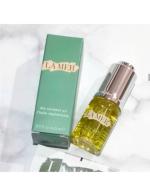 LA MER The Renewal Oil ขนาดทดลอง 5 ml. ทรีทเมนท์ในรูปแบบของน้ำมันบำรุงผิวช่วยฟื้นฟูผิว ลดเลือนริ้วรอย ผิวดูเนียน เรียบ กระชับ เสริมความชุ่มชื้น ให้ผิวแข็งแรง นุ่ม ลื่น สดใส อ่อนเยาว์โดยไม่ทำให้ทิ้งคราบไว้บนผิว เนื้อออยซ LA MER The Renewal Oil ขนาดทดลอง 5 ml. ทรีทเมนท์ในรูปแบบของน้ำมันบำรุงผิวช่วยฟื้นฟูผิว ลดเลือนริ้วรอย ผิวดูเนียน เรียบ กระชับ เสริมความชุ่มชื้น ให้ผิวแข็งแรง นุ่ม ลื่น สดใส อ่อนเยาว์โดยไม่ทำให้ทิ้งคราบไว้บนผิว เนื้อออยซ