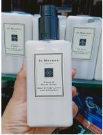 Jo Malone London Peony & Blush Suede Body & Hand Lotion 250 ml. (พร้อมกล่อง) โลชั่นบำรุงผิว ที่ให้กลิ่นหอมหัวใจสำคัญแห่งเสน่ห์ พิโอนี่ ดอกไม้ที่เปี่ยมไปด้วยค่านิยมที่งดงาม บอบบางน่าทนุถนอม การหยอกเย้าที่แสนขี้เล่นกับกลิ่นหอมแรกที่ได้จากการกัดผลแอป Jo Malone London Peony & Blush Suede Body & Hand Lotion 250 ml. (พร้อมกล่อง) โลชั่นบำรุงผิว ที่ให้กลิ่นหอมหัวใจสำคัญแห่งเสน่ห์ พิโอนี่ ดอกไม้ที่เปี่ยมไปด้วยค่านิยมที่งดงาม บอบบางน่าทนุถนอม การหยอกเย้าที่แสนขี้เล่นกับกลิ่นหอมแรกที่ได้จากการกัดผลแอป