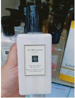 Jo Malone London English Pear & Freesia Body & Hand Lotion 250 ml. (พร้อมกล่อง) โลชั่นสัมผัสความหอมเมื่อถึงฤดูใบไม้เปลี่ยนสี กับกลิ่นหอมหวานของลูกแพร์ห้อมล้อมด้วยช่อดอกฟรีเซียสีขาว ผสานกลิ่นหอมแสนอร่อยของพลัมสุดเย้ายวน ปิดท้ายด้วยกลิ่นเนื้อไม้อันล Jo Malone London English Pear & Freesia Body & Hand Lotion 250 ml. (พร้อมกล่อง) โลชั่นสัมผัสความหอมเมื่อถึงฤดูใบไม้เปลี่ยนสี กับกลิ่นหอมหวานของลูกแพร์ห้อมล้อมด้วยช่อดอกฟรีเซียสีขาว ผสานกลิ่นหอมแสนอร่อยของพลัมสุดเย้ายวน ปิดท้ายด้วยกลิ่นเนื้อไม้อันล