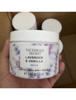 Victoria's Secret Lavender & Vanilla Relax Exfoliating Body Scrub 368 g. สครับผิวกาย กลิ่นหอมผ่อนคลายด้วยกลิ่นลาเวนเดอร์และวานิลลา ที่ผสานส่วนผสมอย่างลงตัว เผยผิวเนียนนุ่มด้วยสครับน้ำตาลเข้มข้น พร้อมกลิ่นหอมผ่อนคลายเหมือนทำสปาเองที่บ้าน กลิ่นติดผ