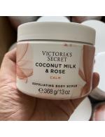 Victoria's Secret Coconut Milk & Rose Calm Exfoliating Body Scrub 368 g. สครับผิวกาย ปรับอารมณ์ให้สงบผ่อนคลาย ด้วยกลิ่นหอมหวานจากมะพร้าวผสมนมและกุหลาบ เป็นความหอมหวานอย่างแท้จริง เหมาะสำหรับสาวหวาน เผยผิวเนียนนุ่มด้วยสครับน้ำตาลเข้มข้น พร้อมกลิ่น