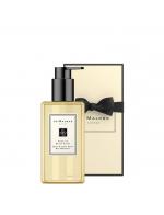 Jo Malone London Peony & Blush Suede Body & Hand Wash 250 ml. (พร้อมกล่อง) เจลอาบน้ำ เพื่อมอบสัมผัสสดชื่นหลังการใช้ กลิ่นหอมละมุนสดชื่นไปด้วยกลิ่นดอกพีโอนี่ กลิ่นหอมตะกูลฟลอรอล หัวใจสำคัญแห่งเสน่ห์ พิโอนี่ ดอกไม้ที่เปี่ยมไปด้วยค่านิยมที่งดงาม บอบบ Jo Malone London Peony & Blush Suede Body & Hand Wash 250 ml. (พร้อมกล่อง) เจลอาบน้ำ เพื่อมอบสัมผัสสดชื่นหลังการใช้ กลิ่นหอมละมุนสดชื่นไปด้วยกลิ่นดอกพีโอนี่ กลิ่นหอมตะกูลฟลอรอล หัวใจสำคัญแห่งเสน่ห์ พิโอนี่ ดอกไม้ที่เปี่ยมไปด้วยค่านิยมที่งดงาม บอบบ