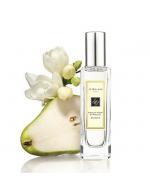 Jo Malone London English Pear & Freesia Cologne 30 ml. โคโลจญ์น้ำหอมที่เรียกได้ว่าเป็นซิกเนเจอร์ของแบรนด์ ด้วยโทนกลิ่นฟรุ๊ตตี้ฟลอรัลเบาๆ ที่แฝงไว้ด้วยความมีระดับและซุกซน ทำให้มันสามารถแมชต์เข้าได้กับหลายๆ ลุคและหลายๆ โอกาส Jo Malone London English Pear & Freesia Cologne 30 ml. โคโลจญ์น้ำหอมที่เรียกได้ว่าเป็นซิกเนเจอร์ของแบรนด์ ด้วยโทนกลิ่นฟรุ๊ตตี้ฟลอรัลเบาๆ ที่แฝงไว้ด้วยความมีระดับและซุกซน ทำให้มันสามารถแมชต์เข้าได้กับหลายๆ ลุคและหลายๆ โอกาส