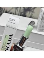 Prada Optimizing Care Lip Balm 3.8 g. เบอร์สี U000 Universal ไม่มีสี ลิปบาล์ม Prada สุดหรูที่ให้ความชุ่มชื้นช่วยให้ริมฝีปากเรียบเนียน ชุ่มชื้น ยกระดับการดูแลริมฝีปากด้วยสูตรที่เหมาะสมที่สุด มอบความสบายริมฝีปากตลอด 24 ชั่วโมง ลิปบาล์มสุดหรูนี้ผสมด้วยสารสกั Prada Optimizing Care Lip Balm 3.8 g. เบอร์สี U000 Universal ไม่มีสี ลิปบาล์ม Prada สุดหรูที่ให้ความชุ่มชื้นช่วยให้ริมฝีปากเรียบเนียน ชุ่มชื้น ยกระดับการดูแลริมฝีปากด้วยสูตรที่เหมาะสมที่สุด มอบความสบายริมฝีปากตลอด 24 ชั่วโมง ลิปบาล์มสุดหรูนี้ผสมด้วยสารสกั