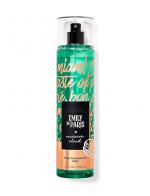 Bath & Body Works Emily in Paris Macaron Cloud Fine Fragrance Mist 236 ml. สเปร์ยน้ำหอมที่ให้กลิ่นติดกายตลอดวัน กลิ่นหอมของมาการองอบใหม่ และกลิ่นที่หอมฟุ้งทั่วเมือง ของกลิ่นมาการอง สายไหมน้ำตาล และเบอร์รี่สีชมพู Bath & Body Works Emily in Paris Macaron Cloud Fine Fragrance Mist 236 ml. สเปร์ยน้ำหอมที่ให้กลิ่นติดกายตลอดวัน กลิ่นหอมของมาการองอบใหม่ และกลิ่นที่หอมฟุ้งทั่วเมือง ของกลิ่นมาการอง สายไหมน้ำตาล และเบอร์รี่สีชมพู