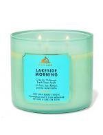 Bath & Body Works Lakeside Morning 3-Wick Candle 411 g. เทียนหอมสุดพิเศษ ขนาดใหญ่ มี 3 ไส้เทียน กระจายกลิ่นหอมได้ทั่วห้อง กลิ่นหอมเย็น สดชื่น เหมือนยืนอยู่ที่ท่าเทียบเรือริมทะเลสาบ ในบรรยากาศฤดูใบไม้ร่วงที่สดชื่น ด้วยกลิ่นของไม้น้ำสีขาวหอมสดชื่น และกล Bath & Body Works Lakeside Morning 3-Wick Candle 411 g. เทียนหอมสุดพิเศษ ขนาดใหญ่ มี 3 ไส้เทียน กระจายกลิ่นหอมได้ทั่วห้อง กลิ่นหอมเย็น สดชื่น เหมือนยืนอยู่ที่ท่าเทียบเรือริมทะเลสาบ ในบรรยากาศฤดูใบไม้ร่วงที่สดชื่น ด้วยกลิ่นของไม้น้ำสีขาวหอมสดชื่น และกล