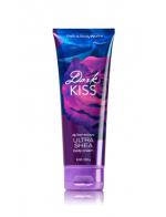 Bath & Body Works Dark Kiss 24 Hour Moisture Ultra Shea Body Cream 226g. ครีมบำรุงผิวสุดเข้มข้น มีกลิ่นหอมติดทนนาน กลิ่นนี้จะวนิลาผสมกับกลิ่นผลไม้จำพวกบลูเบอรี่ มาพร้อมกับกลิ่นหอมเย็นๆ ให้ความรู้สึกเท่ๆ แต่น่ารัก กลิ่นค่อนข้างชัดเจนโดดเด่น Bath & Body Works Dark Kiss 24 Hour Moisture Ultra Shea Body Cream 226g. ครีมบำรุงผิวสุดเข้มข้น มีกลิ่นหอมติดทนนาน กลิ่นนี้จะวนิลาผสมกับกลิ่นผลไม้จำพวกบลูเบอรี่ มาพร้อมกับกลิ่นหอมเย็นๆ ให้ความรู้สึกเท่ๆ แต่น่ารัก กลิ่นค่อนข้างชัดเจนโดดเด่น