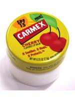 CARMEX Cherry Lip Balm spf15 7.5g ลิปปาล์มที่ช่วยป้องกันแสงแดดด้วย SPF 15 ช่วยให้ริมฝีปากไม่หมองคล้ำ อีกทั้งยังช่วยให้ริมฝีปากชุ่มชื้น ไม่เปนขลุยช่วยกักเก็บความชุ่มชื้นของริมฝีปากไว้และยังให้รสหวานของเชอรี่ใช้แล้วทำให้รู้สึกสดชื่นสดใส 