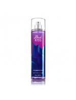 Bath & Body Works Dark Kiss Fine Fragrance Mist 236 ml. สเปร์ยน้ำหอมที่ให้กลิ่นติดกายตลอดวัน กลิ่นวนิลาผสมกับกลิ่นผลไม้จำพวกบลูเบอรี่ มาพร้อมกับกลิ่นหอมเย็นๆ ให้ความรู้สึกเท่ๆ แต่น่ารัก กลิ่นค่อนข้างชัดเจนโดดเด่น เหมาะสำหรับสาวๆที่อยากได้ก Bath & Body Works Dark Kiss Fine Fragrance Mist 236 ml. สเปร์ยน้ำหอมที่ให้กลิ่นติดกายตลอดวัน กลิ่นวนิลาผสมกับกลิ่นผลไม้จำพวกบลูเบอรี่ มาพร้อมกับกลิ่นหอมเย็นๆ ให้ความรู้สึกเท่ๆ แต่น่ารัก กลิ่นค่อนข้างชัดเจนโดดเด่น เหมาะสำหรับสาวๆที่อยากได้ก
